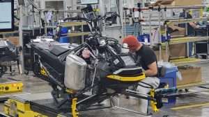 employé travaillant à l'usine de BRP à Valcourt