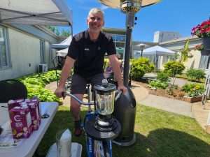 Steward Strickland, employé de BRP, pédalait bénévolement sur une bicyclette stationnaire pour fabriquer des smoothies
