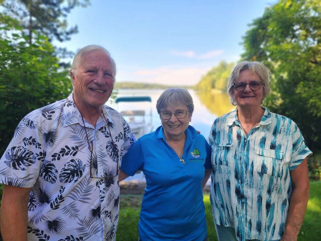 Claude Paulin (conseiller mun St-François-Xavier-de-Brompton), Johanne Pomerleau (Asso Lac Tomcod) et Josée Picard (Asso Lac Tomcod) - sept. 2026