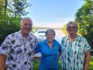 Claude Paulin (conseiller mun St-François-Xavier-de-Brompton), Johanne Pomerleau (Asso Lac Tomcod) et Josée Picard (Asso Lac Tomcod) - sept. 2026
