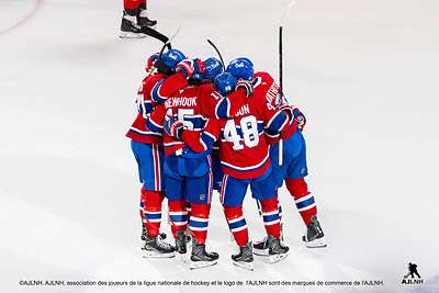 Joueurs de Hockey sur la patinoire