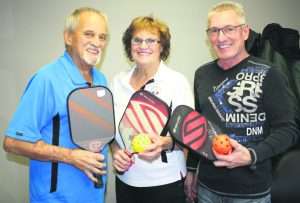 Marcel Lemieux et Louise Barrette de passage à Baie-Comeau en 2018 - en compagnie de Yves Cyr, responsable local de pickleball