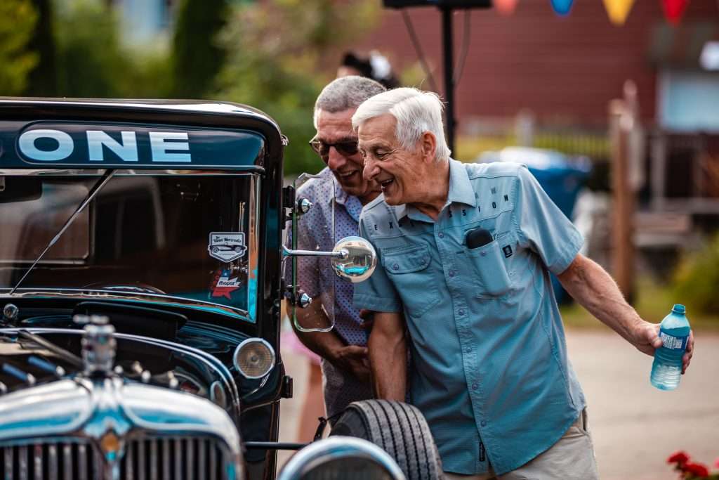 Hommes regardant une voiture ancienne