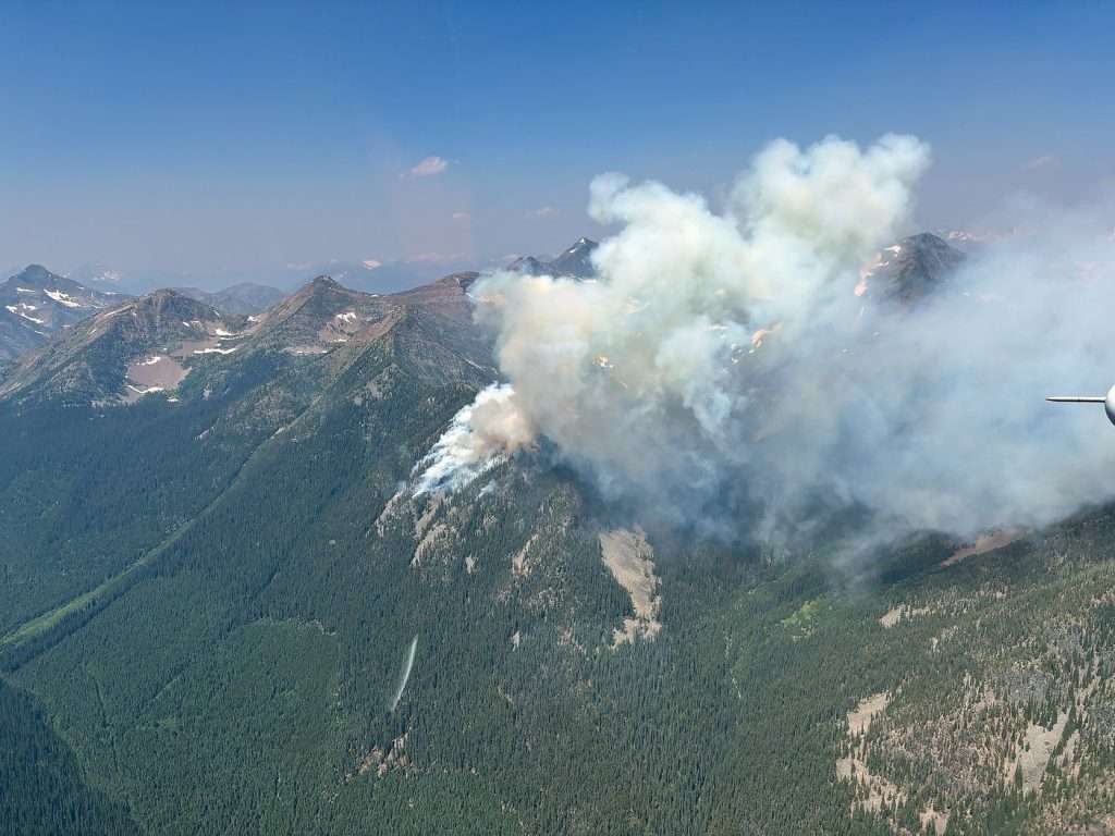 De la fumée s'échappant d'un important incendie de forêt dans le sud-est de la Colombie-Britannique est visible sur cette photo. BC Wildfire Service