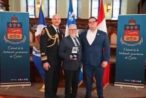remise d'une médaille à Guy Boutin