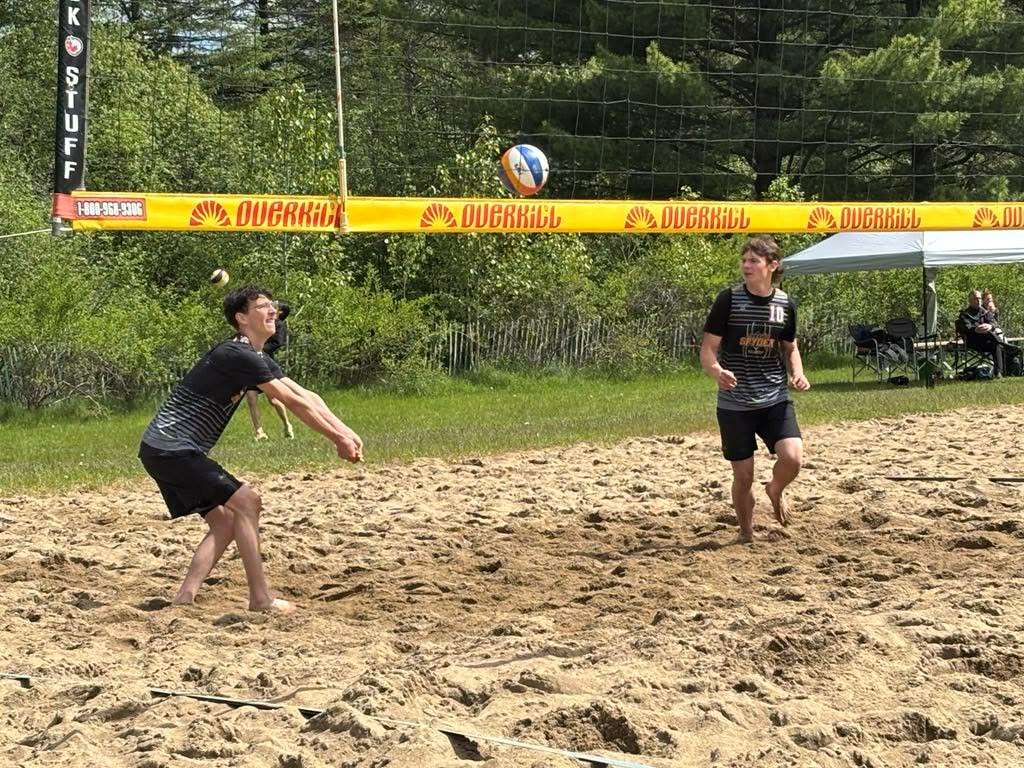 Enfant jouant au voleyball