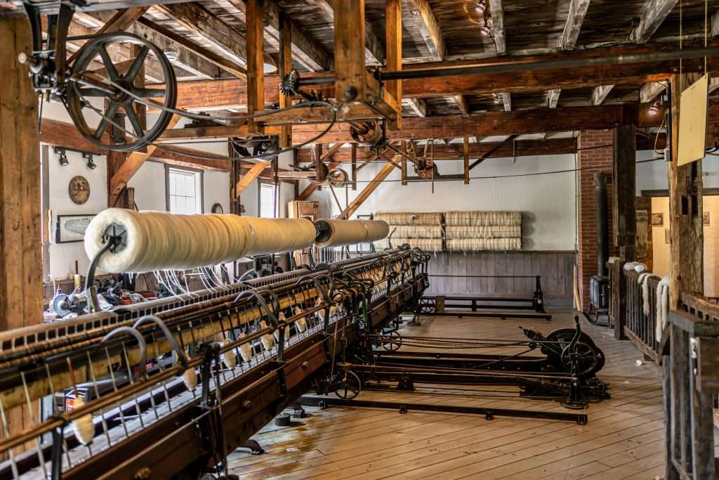 Quoi faire dans la région de Richmond&nbsp;: photo d'une fileuse au Moulin d'Ulverton.