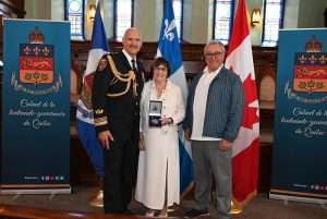 remise de médaille à Marthe Desmarais