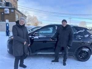 Martine Satre, mairesse de Danville et M. Denis Verreault, directeur général du STC des Sources. Devant le véhicule électrique