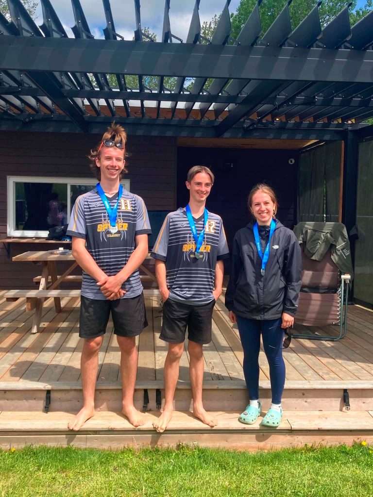 Enfants recevant une médaille