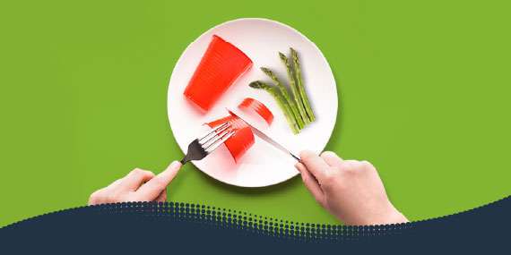 Assiette avec verre en plastique en guise de repas