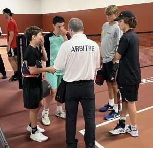 jeunes joueurs de pickleball