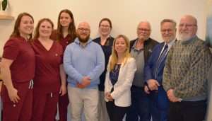 Johannie Martin (infirmière clinicienne et gestionnaire des soins infirmiers), Amélie Galipeau (infirmière clinicienne), Samalya Riendeau (infirmière auxiliaire), Marc Robillard (administrateur de la Pharmacie), Julie Binette (pharmacienne propriétaire), Andréanne Larouche (députée fédérale de la circonscription de Shefford), Mario Côté (maire de Racine), Pierre Tétrault (maire de Valcourt) et Daniel Lacroix (conseiller municipal à Valcourt).