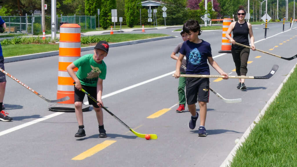 Enfants jouant au hockey