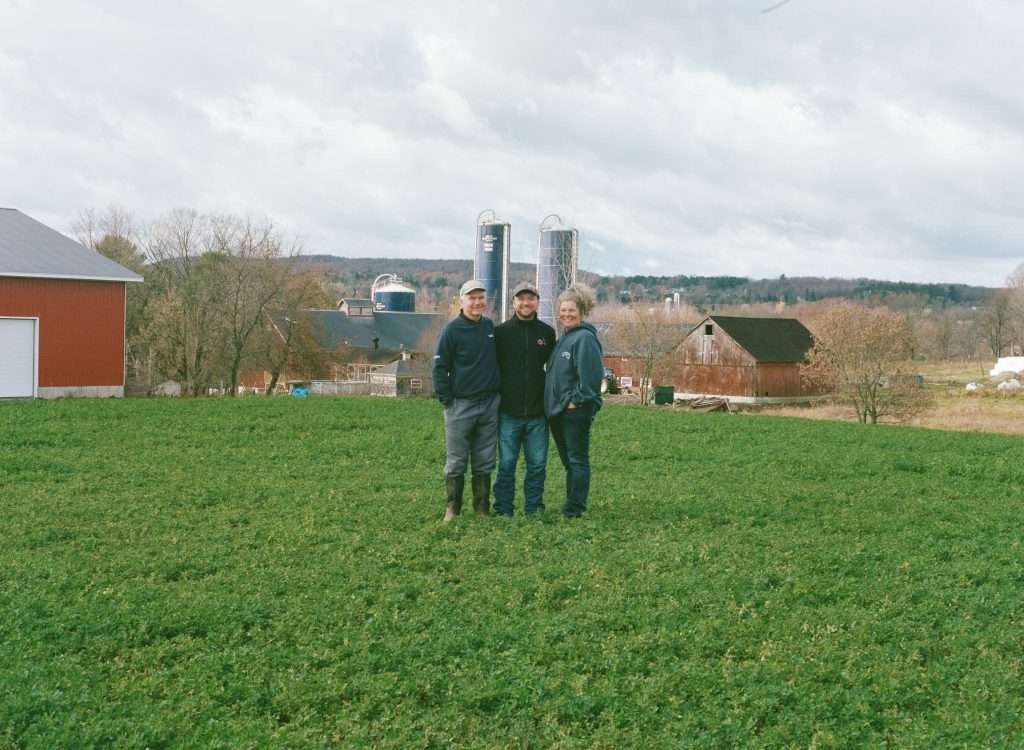 3 personnes dans un champs