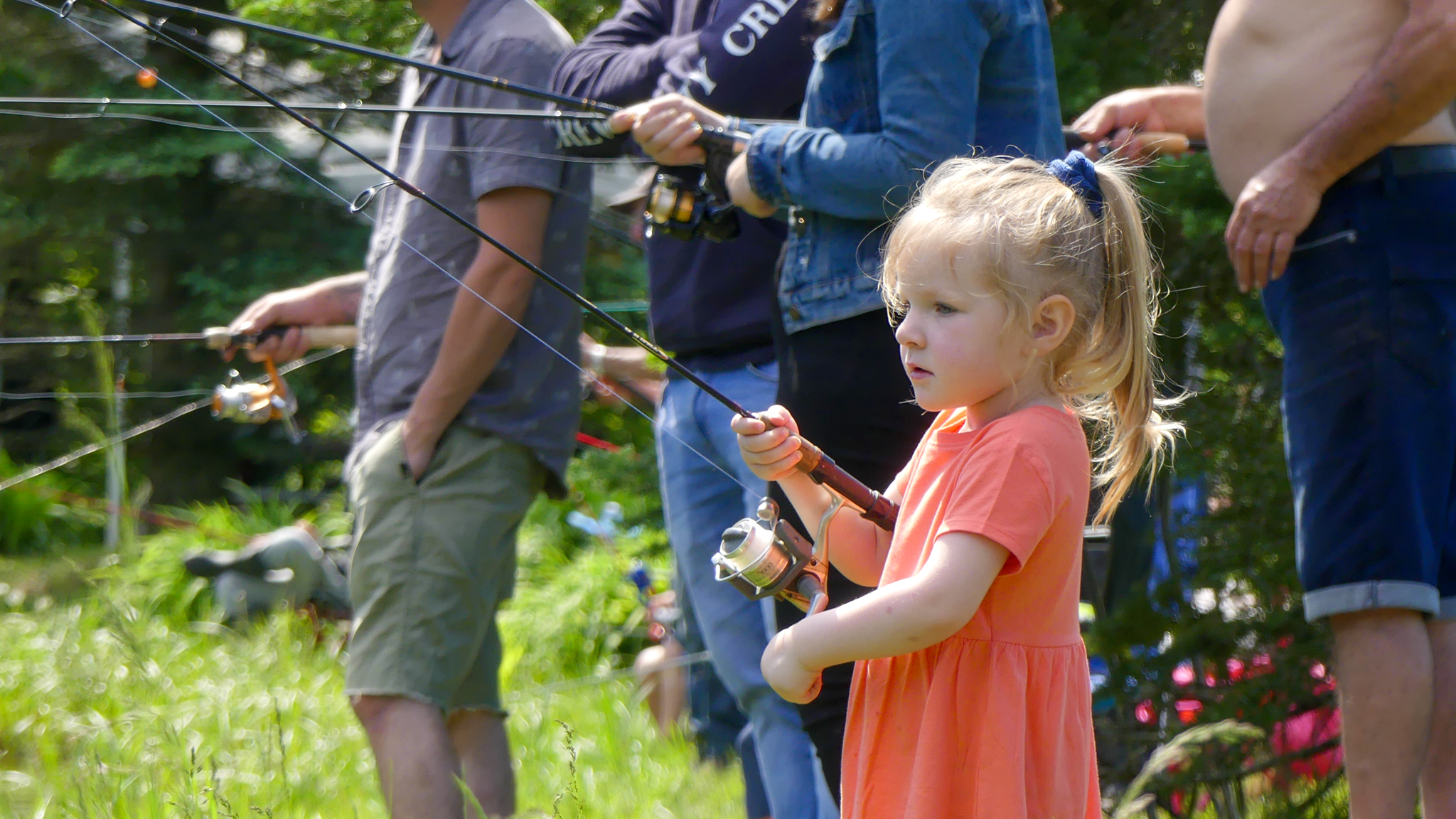 Jeune fille tenant une canne à pêche