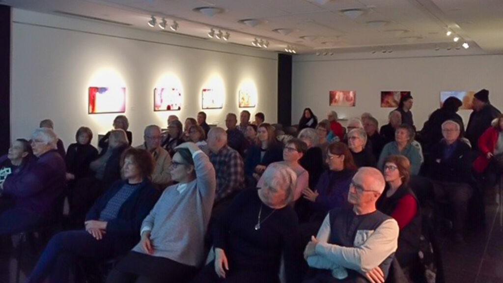 Près de 80 personnes prennent place dans une salle du Centre culturel en vue de la projection du Ciné-Club.