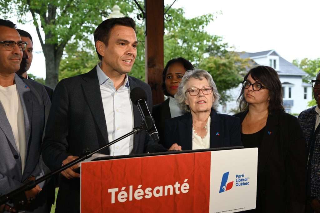 Photo du chef du PLQ et une partie de son équipe