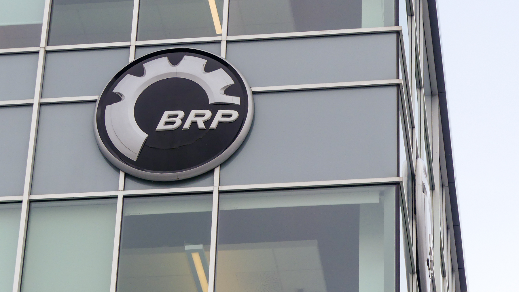 Logo de BRP sur un édifice