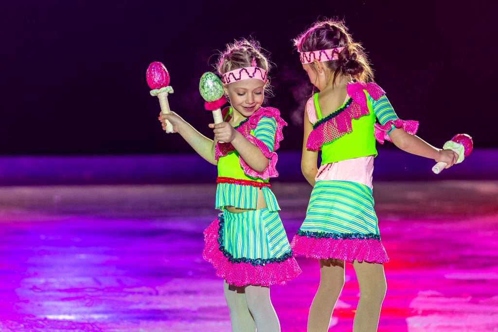 deux jeunes filles dansent sur la patinoire