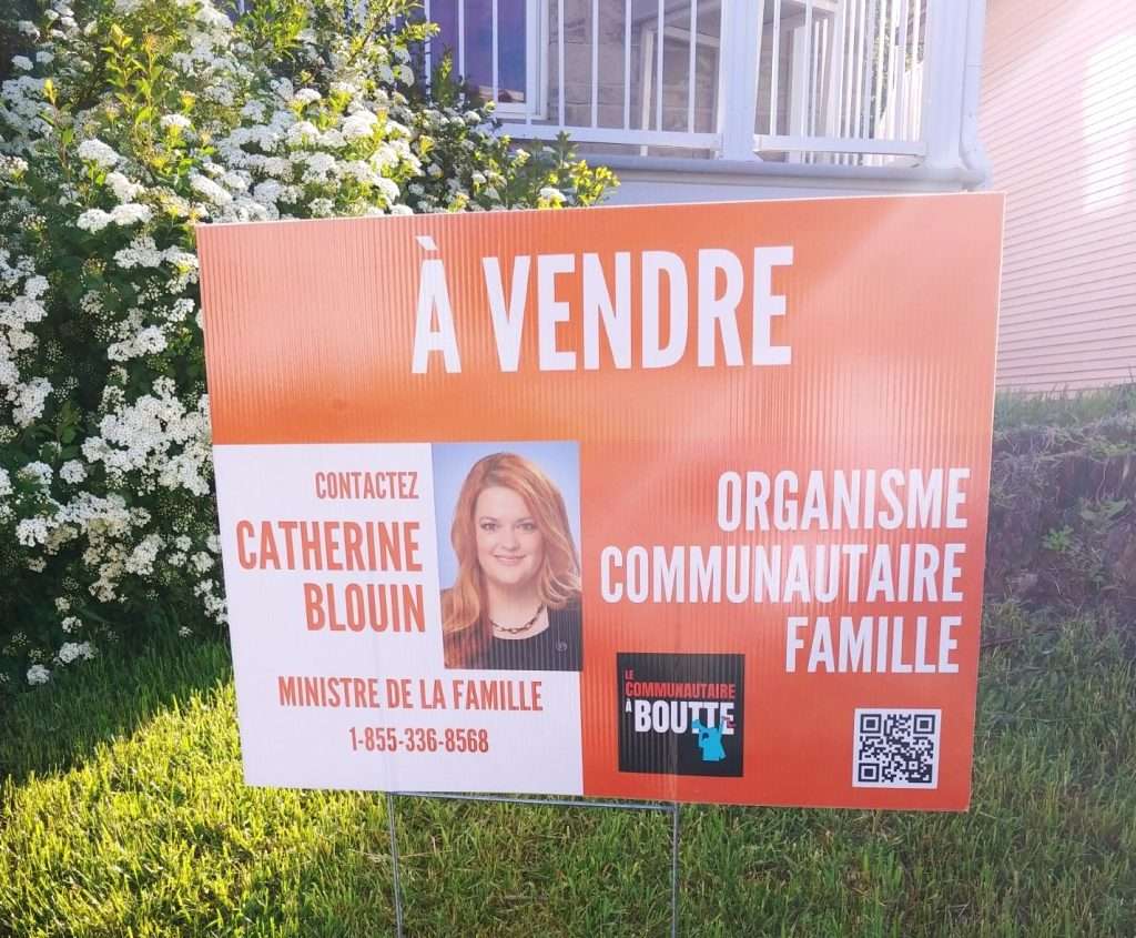 Photo d'une pancarte à vendre: clin d'œil au mouvement le communautaire à boutte.