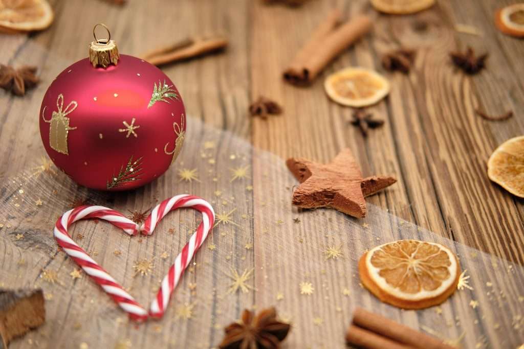 Photo d'une boule de Noël et de bâtons de canelle ainsi que de cannes de noël