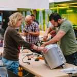 Photo de gens réparant un objet