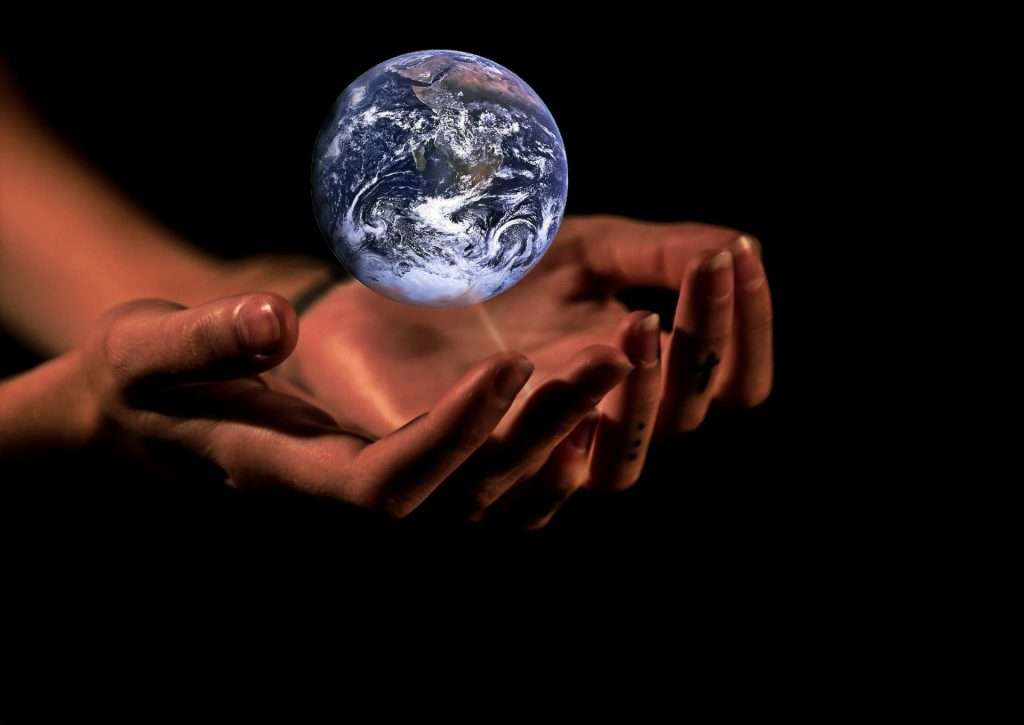 Planète Terre dans une main