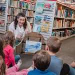 Enfants qui écoutent un conte