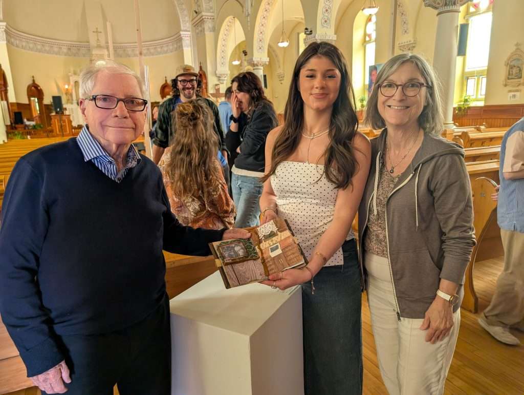 Kyliane Provencher, en compagnie de sa mère Chantal Provencher et de son grand-père Léo Provencher