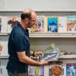 Homme qui lit un magazine