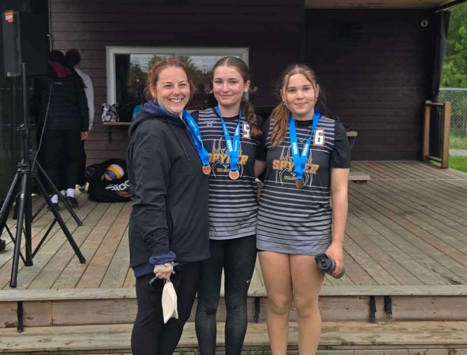 médailles de bronze remportées par les tandems Alexis Goudreau/Naïma Bilodeau et Julianne Fortier/Raphaëlle Bélanger-Dufresne.
