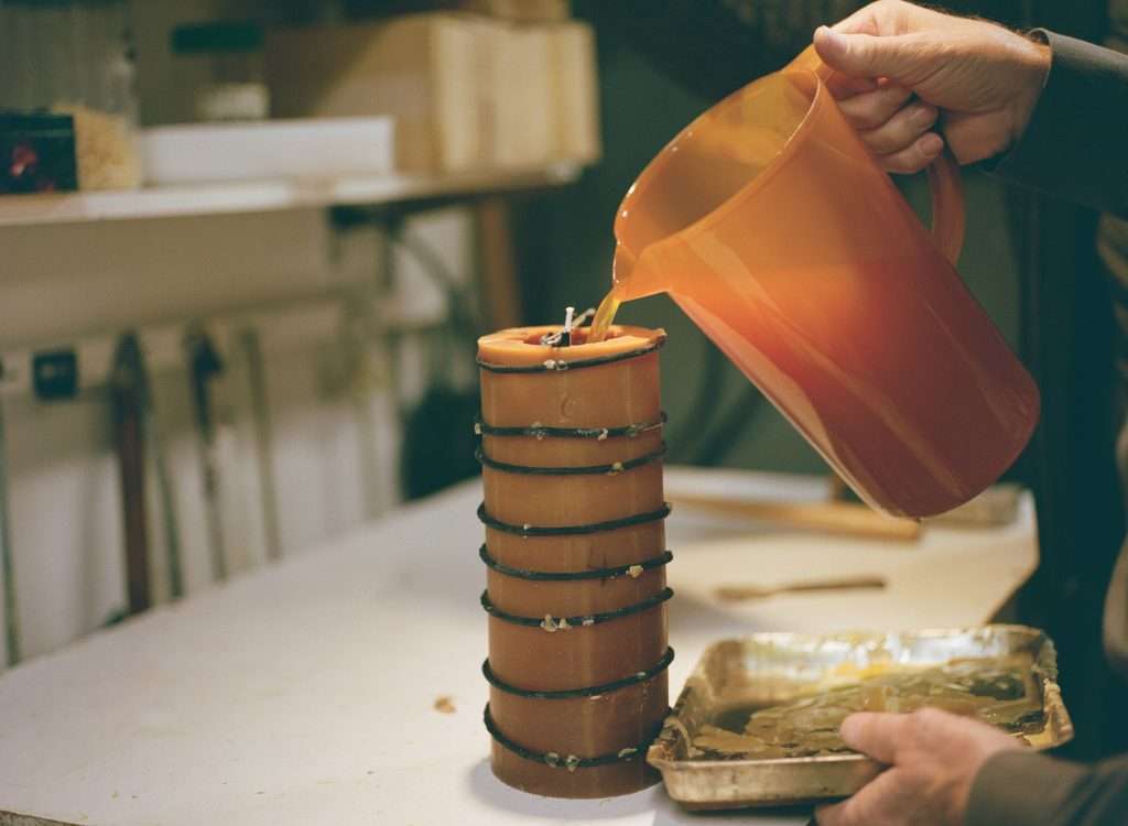 Fabrication d'une chandelle à base de miel.