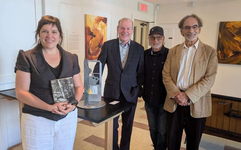 De gauche à droite: Karina Sasseville (REDA), André Bachand, député de Richmond, l'artiste Jean Côté et Pierre Rail, vice-président du Musée de l'ardoise. (photo Alain Bérubé)