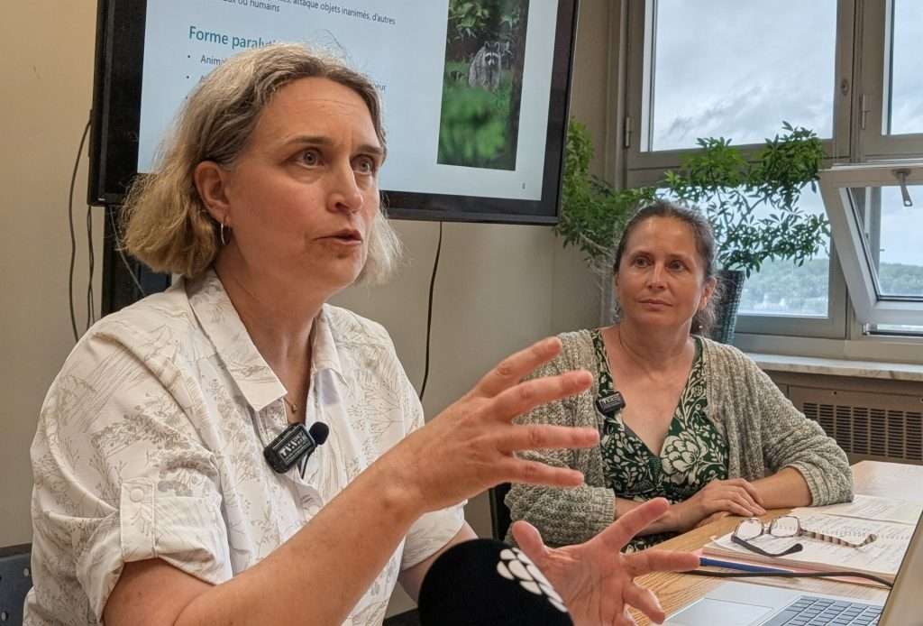 Dre Isabelle Samson, directrice de la Santé publique en Estrie et Dre Geneviève Baron, médecin-conseil en santé publique. (photo Alain Bérubé)