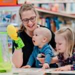 Photo de 2 jeunes enfants à la bibliothèque